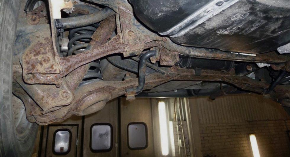 Ford Focus från 2005 med rostangripen hjulupphängning.