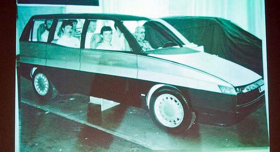 Chefdesigner Björn Envall hade med sig bilder på MPV:n till 30-årsjubileumet av Saab 9000. Foto: Øyvind Lund.