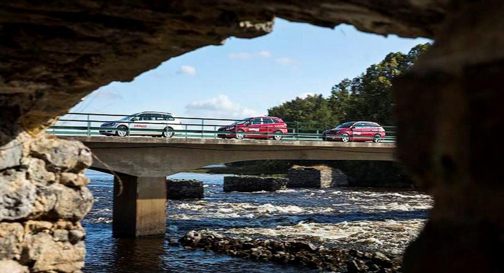 Dalälven och testlaget forsar fram genom bruksorten Gysinge, där vackra vägar och miljöer möts.