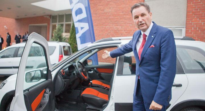 Toppchefen Bo Andersson visar Kalina.