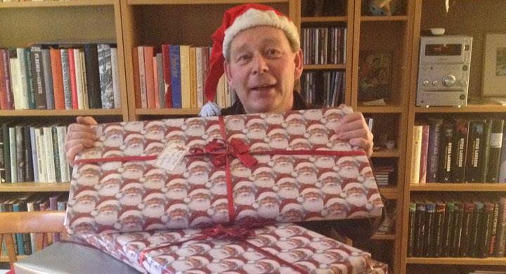 ”Jultomte” Schultz med de nio tjusigt inslagna (hustrun hjälpte mig) paket som forslades de 35 milen upp till Hagfors.