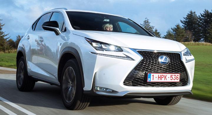 Den enorma, glupande grillen går inte att ta miste på. Den ser extra hungrig ut i modellen F Sport som är fyrhjulsdriven och kostar 471 800 kr.