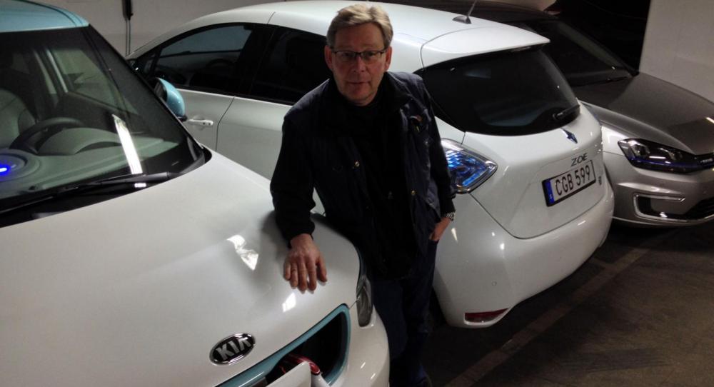 Tre elbilar och en skeptisk motorjournalist på samma bild. Kia Soul, Renault Zoe, VW Golf och bloggförfattare Schultz.