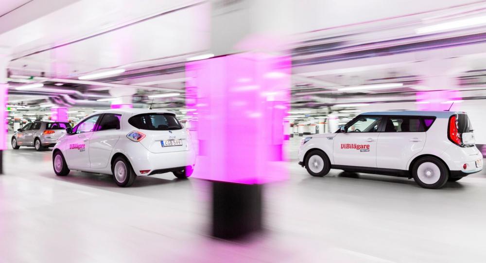 Elbilarna smyger spöklikt tyst i p-garagen, men även ute i det fria är det skönt utan motorljud.