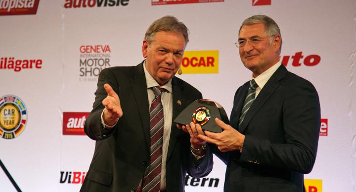Jurypresidenten Håkan Matson räcker över Årets Bil-trofén till Hans-Jakob Neusser, utvecklingschef på Volkswagen.