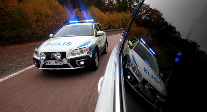En polisbil på jakt efter fortkörare? Nej, inte riktigt. Vi är på Volvos testbana för att prova XC70 polis.