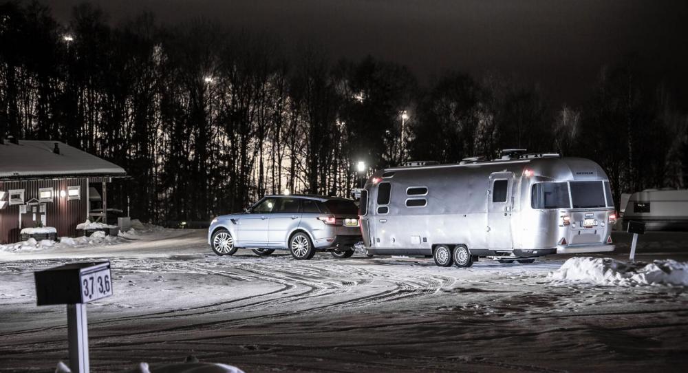 Range Rover Sport Hybrid fick bekänna färg under en husvagnssemester i Arjeplog.