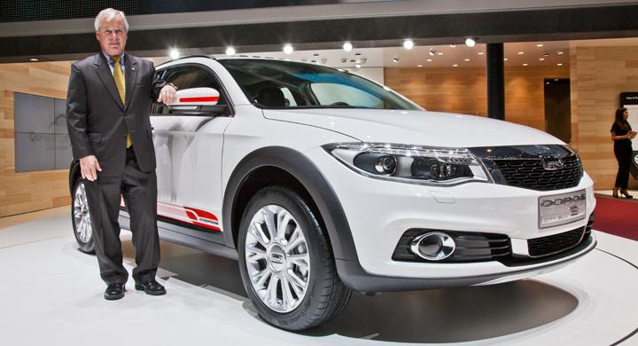 Tjugotalet svenskar har varit med och utvecklat nya Qoros 3 City SUV, här flankerad av chefen Phil Murtaugh.