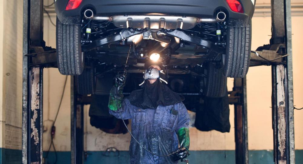 Rostskyddare Magnus Odner-Berglund rostskyddar en ny Mazda CX-5.