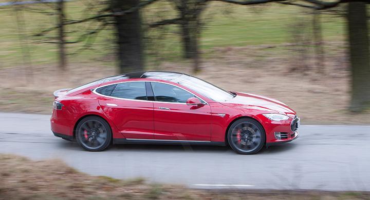Slanka linjer och rymligare än utsidan ger sken av. Tesla Model S förenar form och funktion på ett bra sätt.