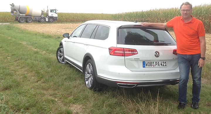 Bland skördefält utanför München testas Passat Alltracks vägegenskaper.