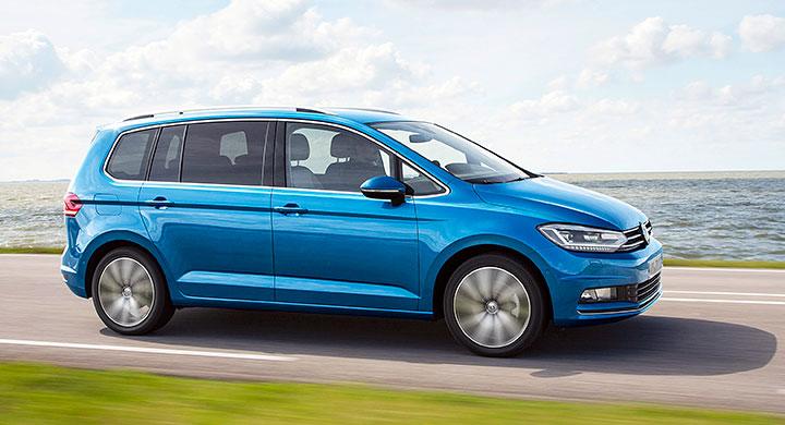 Volkswagen Touran är byggd på höjden. Det ger väldigt generösa innerutrymmen trots att totallängden bara är 4,5 m.