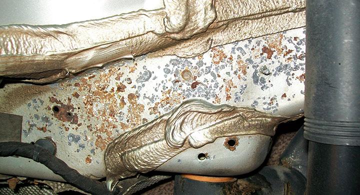 Rost bakom innerskärm i bakre hjulhusen på en Volvo V70 2008.