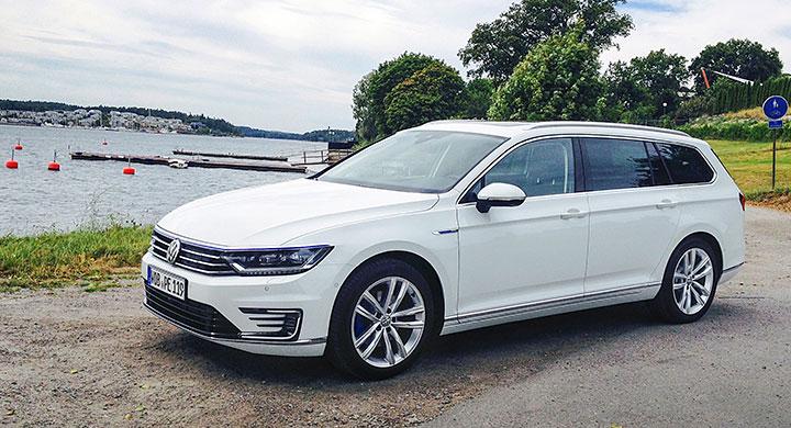 Exteriören röjer inte så mycket av Passat GTE, men speciella varselljus och tunna blå dekorränder är kännetecken.