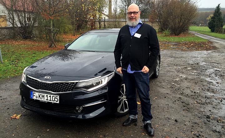 Tommy Wahlström provkör nya Kia Optima i ett regnigt Frankfurt.