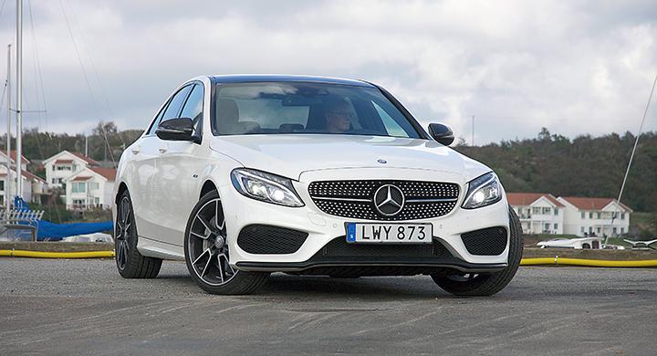 De visuella AMG-tilläggen är förhållandevis diskret utförda. I grillen finns nästan lika många kromduttar att putsa som på Buick 1958.