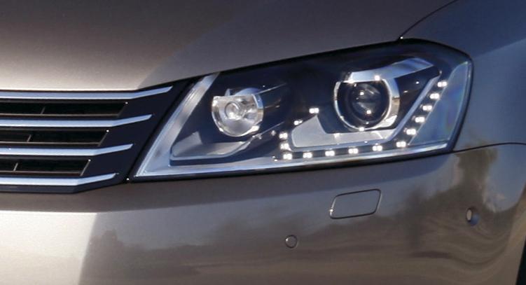 Frågeställaren har problem med lampbytet på sin Volkswagen Passat.