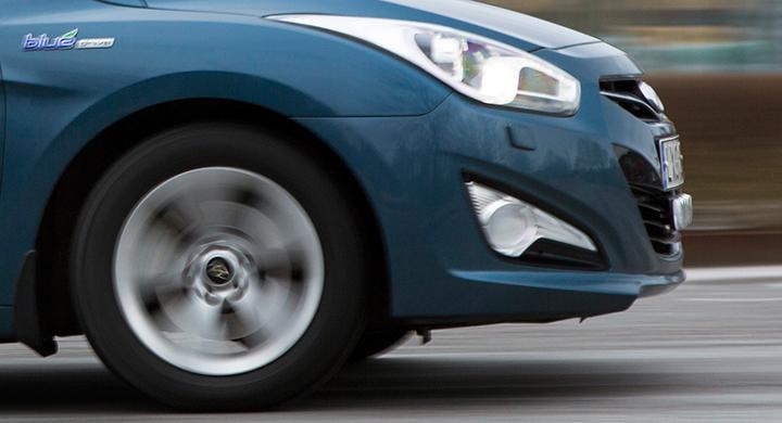 Vissa väntar på tomten – Vi Bilägares Hyundai i40 väntar på nya hjullager.