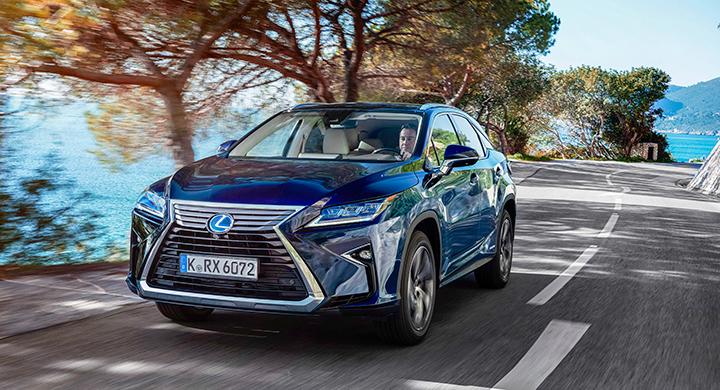 Den karakteristiska ”hopnupna” grillen skvallrar om att här kommer en Lexus. Formspråket sticker ut ur mängden.