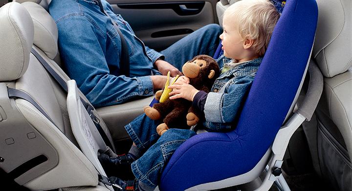 Frågeställaren skulle vilja montera Isofixfästen i efterhand på sin Volvo V70 från 2000.