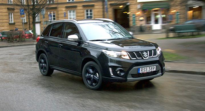 Nya Suzuki Vitara 1.4 S känns igen på den speciella grillen och de silverfärgade ytterbackspeglarna.