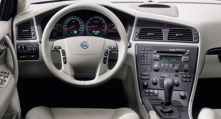 Radiopanelens knappar på frågeställarens Volvo V70 från 2006 lyser inte längre.
