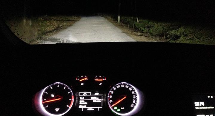Ljuset är härligt vitt och förhoppningsvis bländningsfritt även när man låter bilen gå på autoläge, och ljuset fördelas med hjälp av kameran (Bilen står still vid fotograferingen, så systemet är inte aktivt).