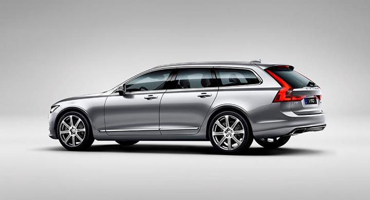 Sveriges mest sålda bil 2017? Nya V90 lär bli lika populär i Sverige som stora kombibilar från Volvo brukar vara. Men först kommer VW Golf att bryta en 51-årig tradition.