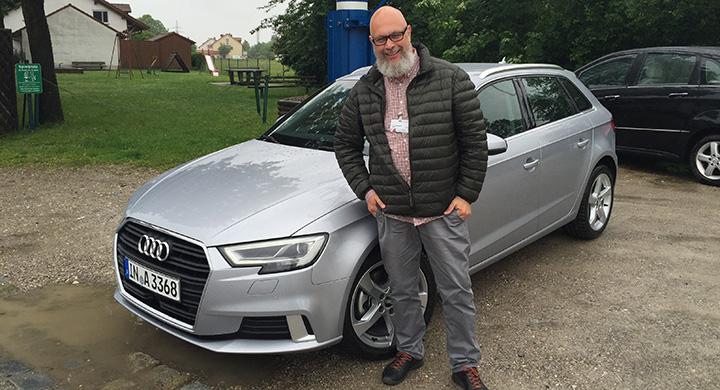Audi A3 har tuffat till sig i nosen.
