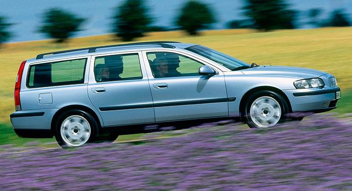 Frågeställarens Volvo V70 från 2004 började plötsligt ryka och lukta olja i kall väderlek.