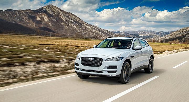 – Många suv-modeller ser ut som om de står still när det går i 160. Det gör inte vår, säger Jaguardesignern Julian Thomson.