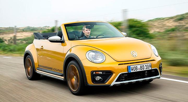Volkswagen Beetle cabbar ner och reser sig upp.