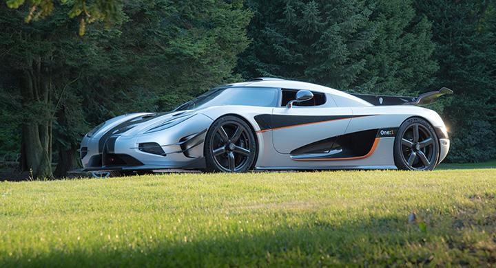Den etanoldrivna V8-motorn i Koenigsegg One:1 utvecklar 1 340 hästkrafter. Förhållandet mellan vikt och effekt är med andra ord 1:1 och det är förklaringen till bilens namn.