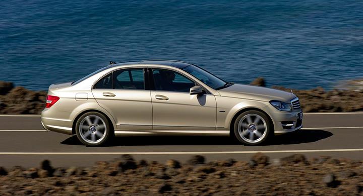 Frågeställaren, som kör korta sträckor med sin Mercedes C-klass, undrar varför serviceintervall inte baseras på enbart gångtimmar istället.