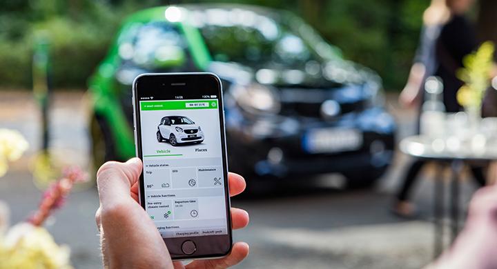 Laddningen av bilen kan följas i en mobilapp.