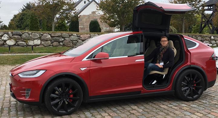 Man får inte vara blyg i Tesla Model X. Måsvingedörrarna väcker uppmärksamhet.