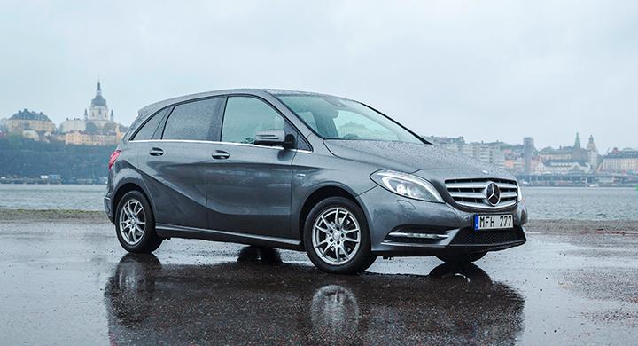 Frågeställaren har en likadan Mercedes B-klass som finns i Vi Bilägares begteststall och misstänker att vatten kan ha läckt in.