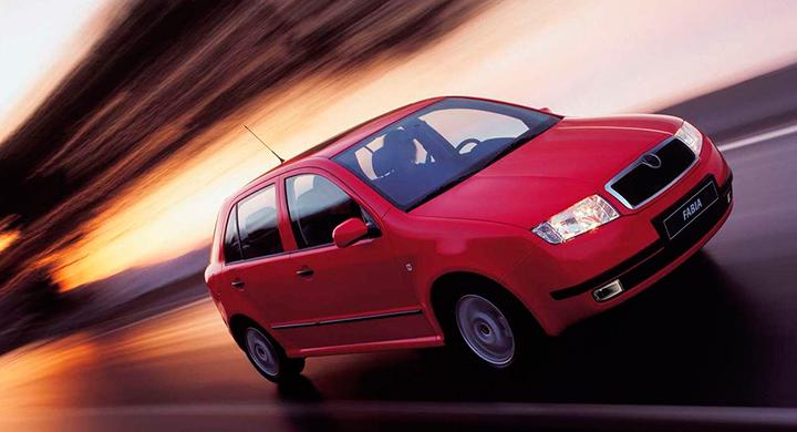 Frågeställaren undrar om styrservons olja i en Skoda Fabia från 2002 måste bytas eftersom varningslampan tänds då och då.