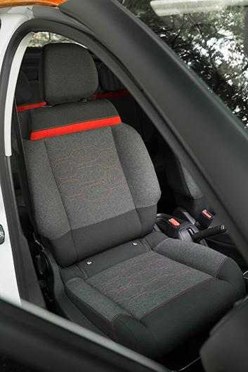 Isofix-fäste fram som sig bör i en småbil. Ovanligt mjuk stoppning, men sittställningen är inte perfekt.