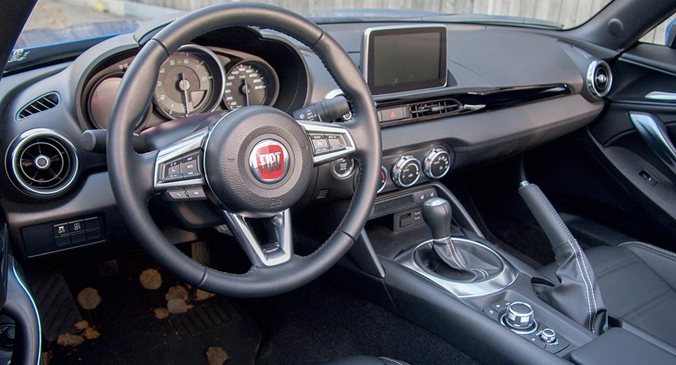 Utmärkt förarmiljö. Övre paneler och emblem annorlunda än i MX-5.