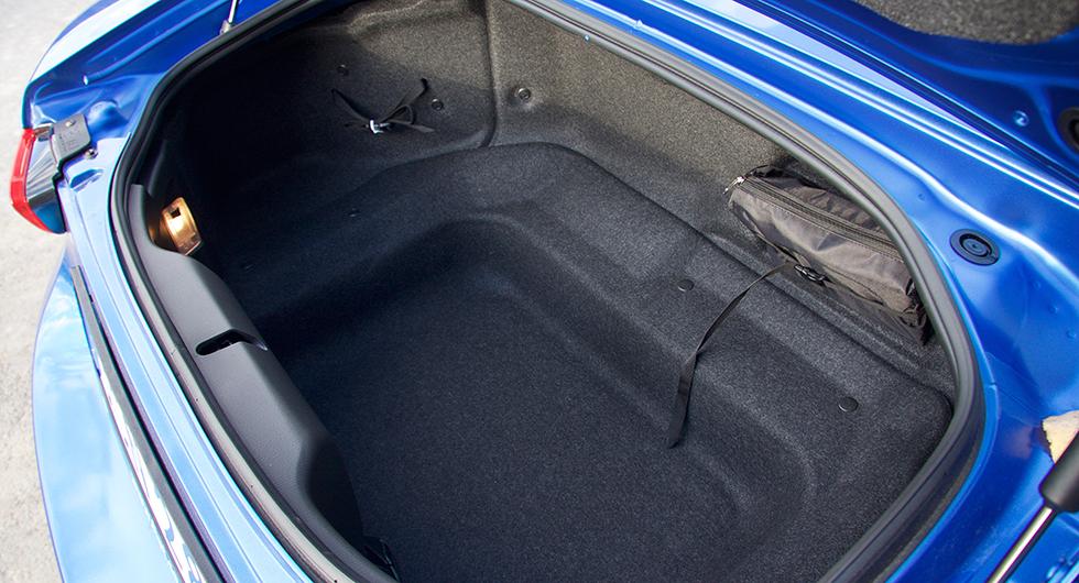 Längre bakparti resulterar i något större bagageutrymme än i Mazda.