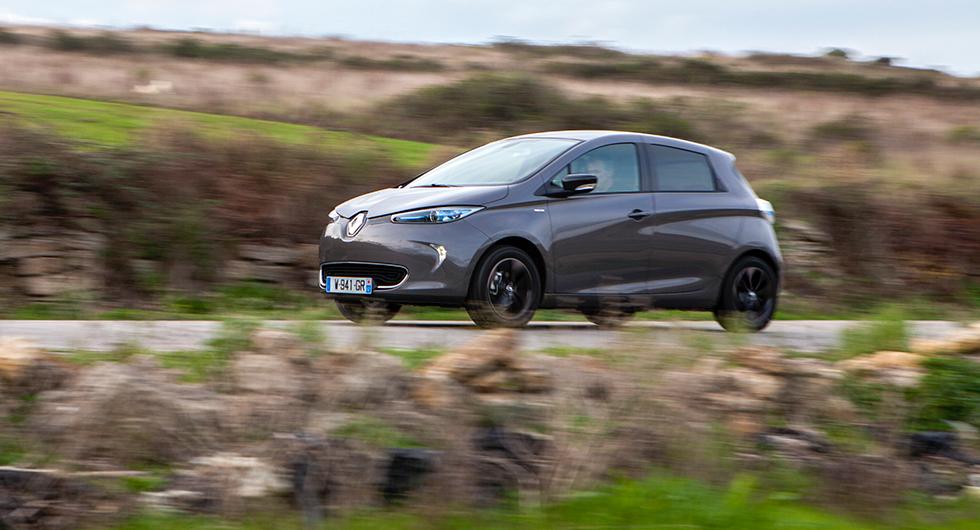40 mil är en glädjesiffra. Renault Zoe med kraftfullare batteri klarar snarare 20-30 mil vid verklig körning.
