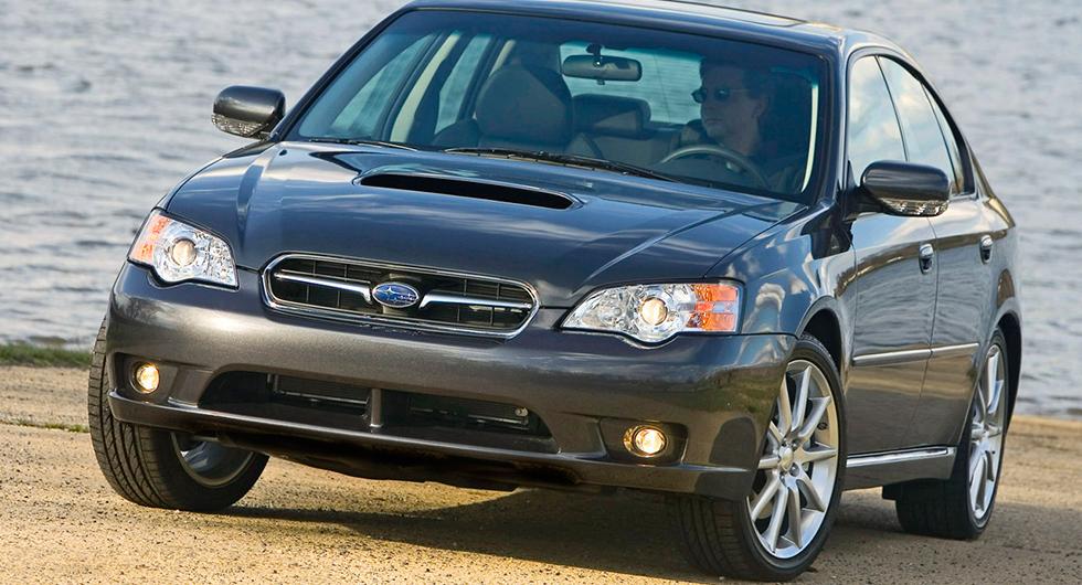 Frågeställaren har en Subaru Legacy från 2007 och är orolig att topplockspackningen håller på att gå sönder.