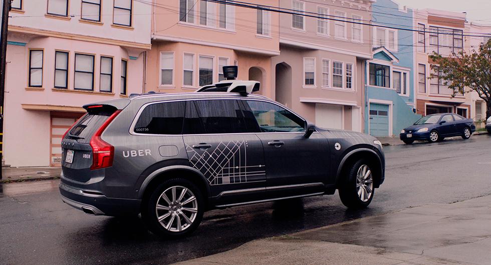 Trafikmyndigheten i Kalifornien har stoppat Ubers flotta av 16 självkörande Volvo XC90.