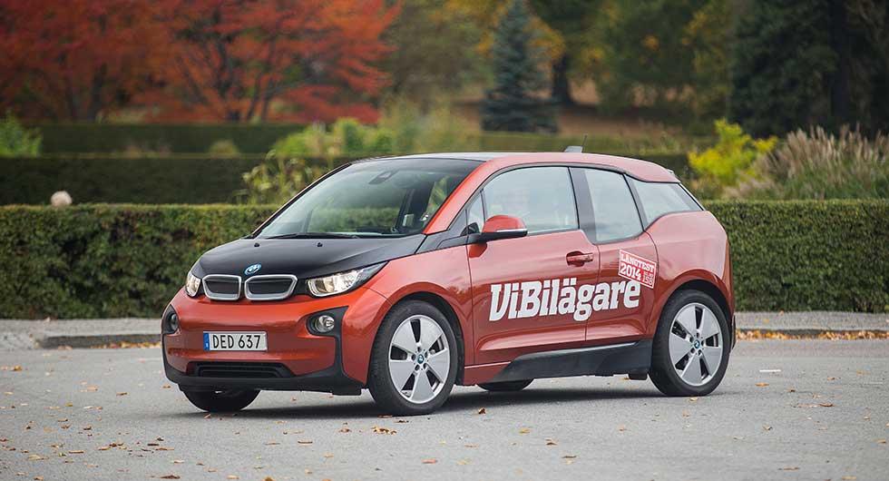 BMW i3 som ingår i Vi Bilägares långteststall tycker att det är viktigt att påminna via mail när batteriet ska laddas. Foto: Tobias Petersson.