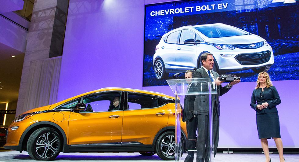 Glada vinnare från Chevrolet tar emot priset för årets bil i nordamerika. Vinnaren blev elbilen Bolt.