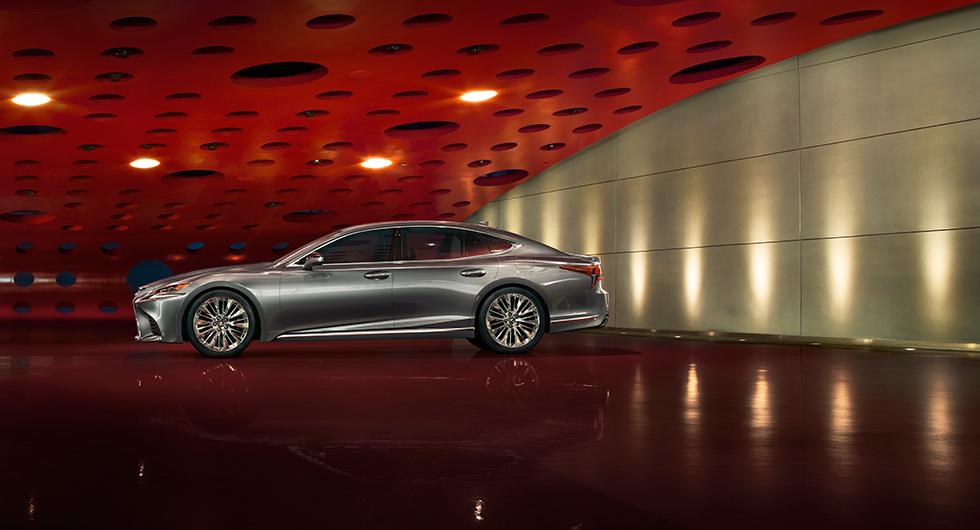 Nya Lexus LS seglar in
