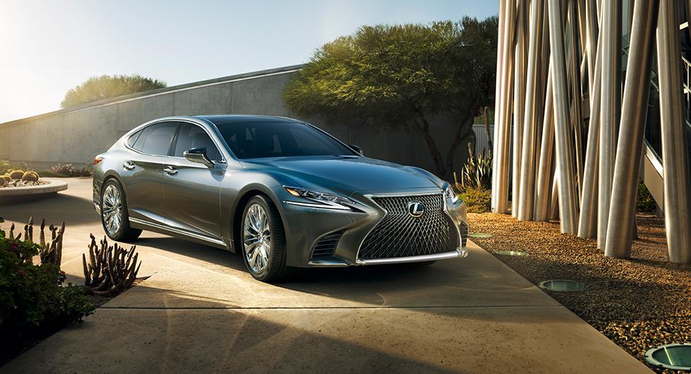 Nya Lexus LS seglar in