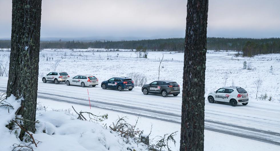 Kort bilbytesuppehåll i Finnskogarna på väg mot Fredriksberg. Foto: Simon Hamelius.