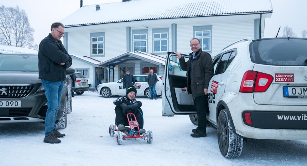 Vid Sunnansjös fina järnaffär fick vi sällskap av några grabbar i trampbil. Foto: Simon Hamelius.